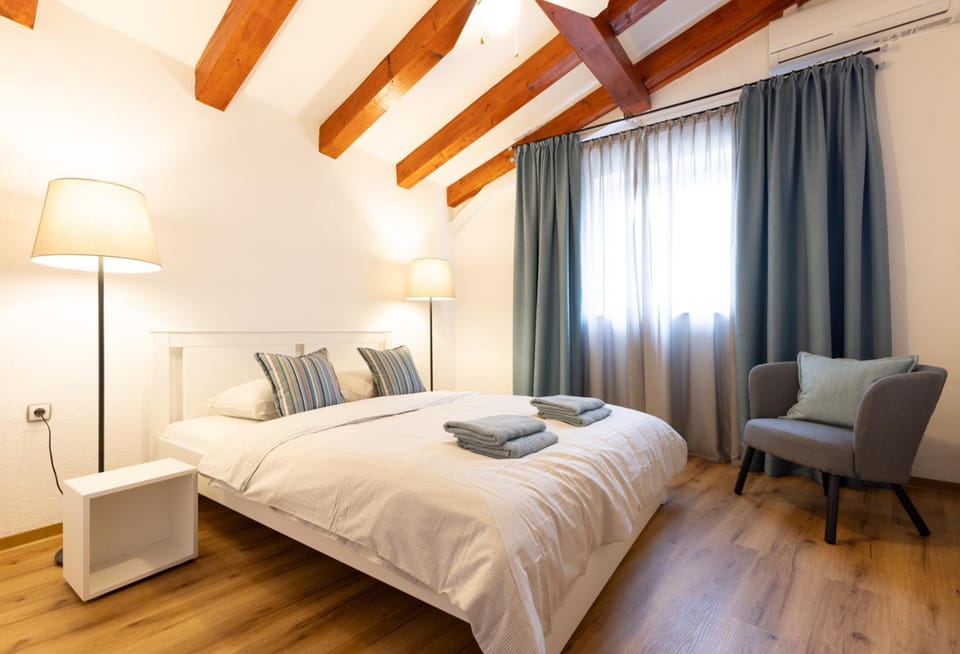 Bed, Photo of the whole room, Seating area, Bedroom, towels