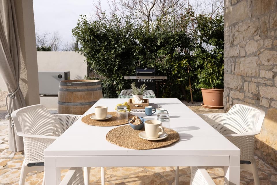 Patio, Day, Balcony/Terrace, Seating area, Dining area, Location