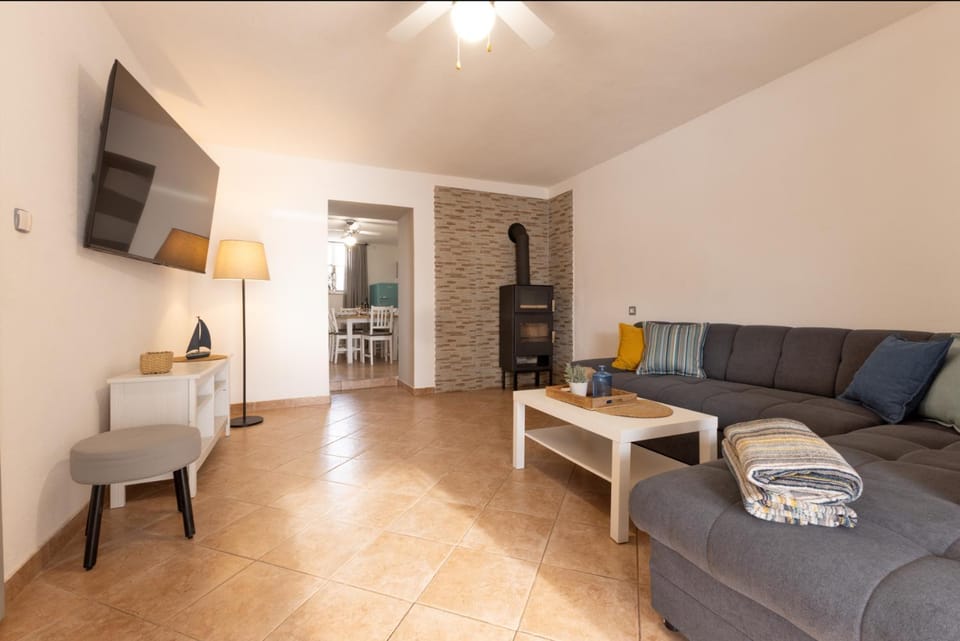 TV and multimedia, Living room, Time of day, fireplace, furniture, heating