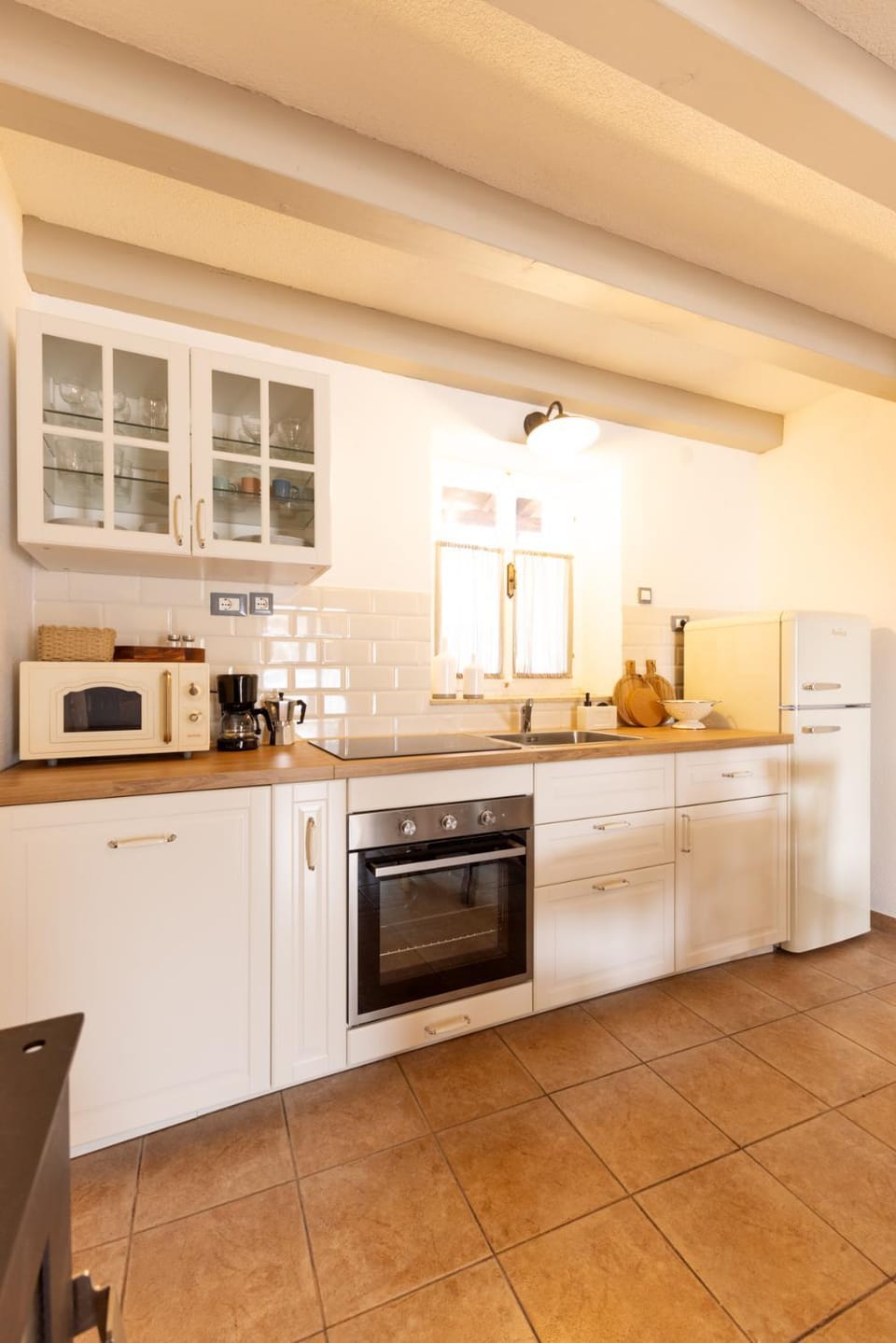 Coffee/tea facilities, Kitchen or kitchenette, microwave, oven, kitchen