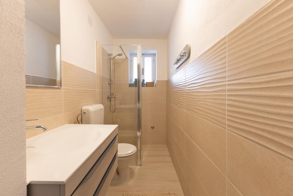 Shower, Toilet, Bathroom, hair dryier, towels