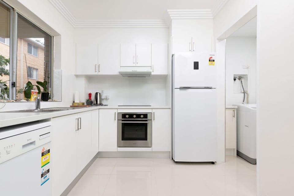 Kitchen or kitchenette, dishwasher, oven