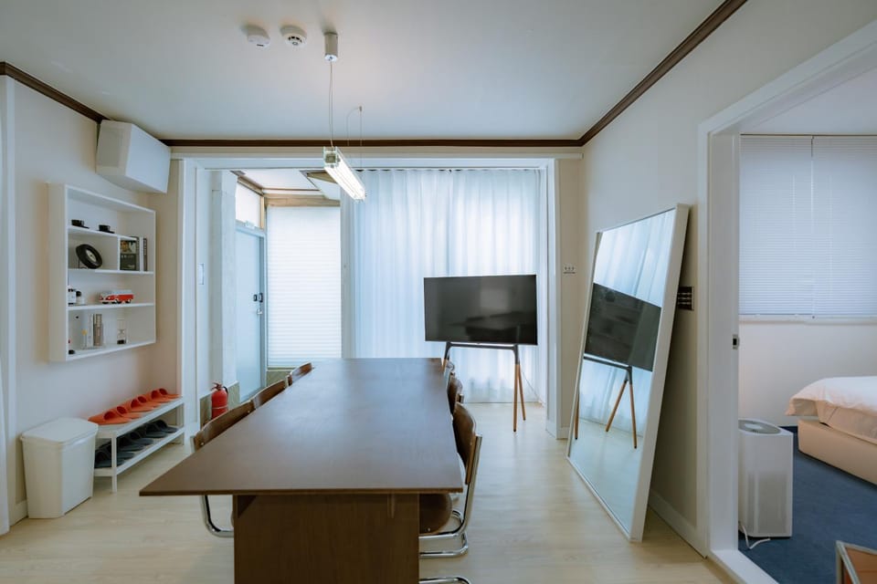 Communal lounge/ TV room, TV and multimedia, Living room, Seating area, Dining area, air conditioner