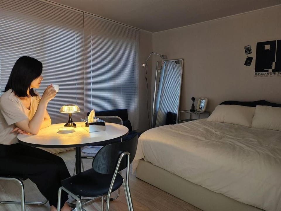 Bed, People, Photo of the whole room, Dining area, Bedroom