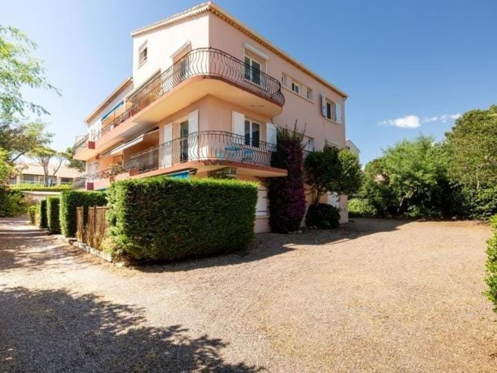 Saint-Aygulf "Frejus",appartement à 50 m de la mer, avec parking privé Apartment in Fréjus