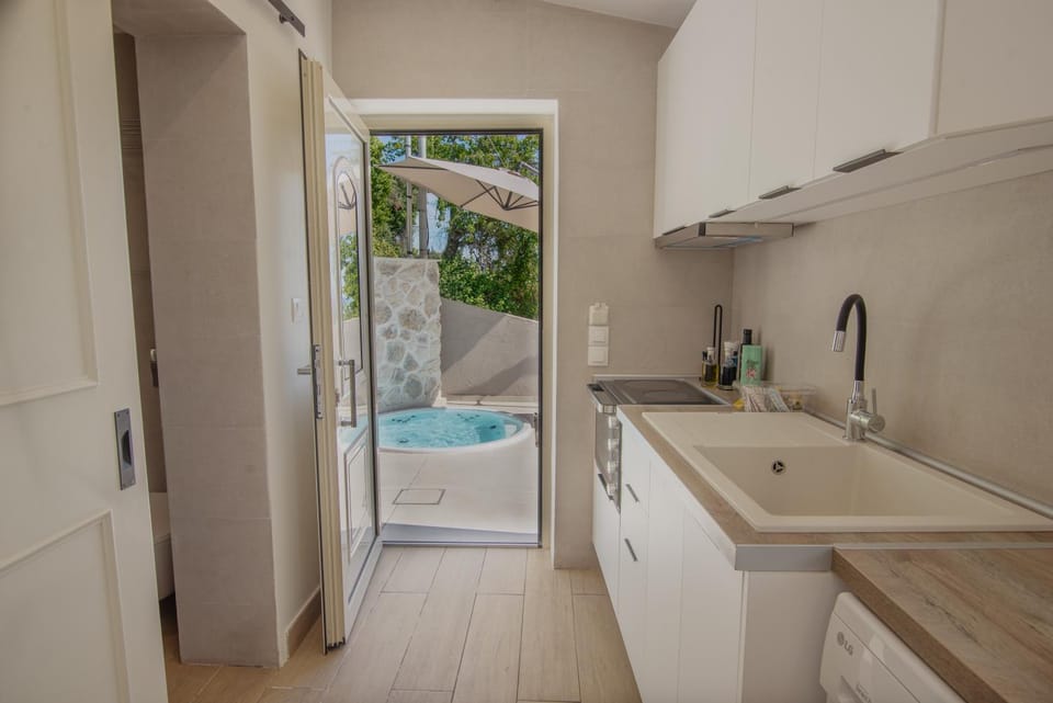 Hot Tub, Kitchen or kitchenette