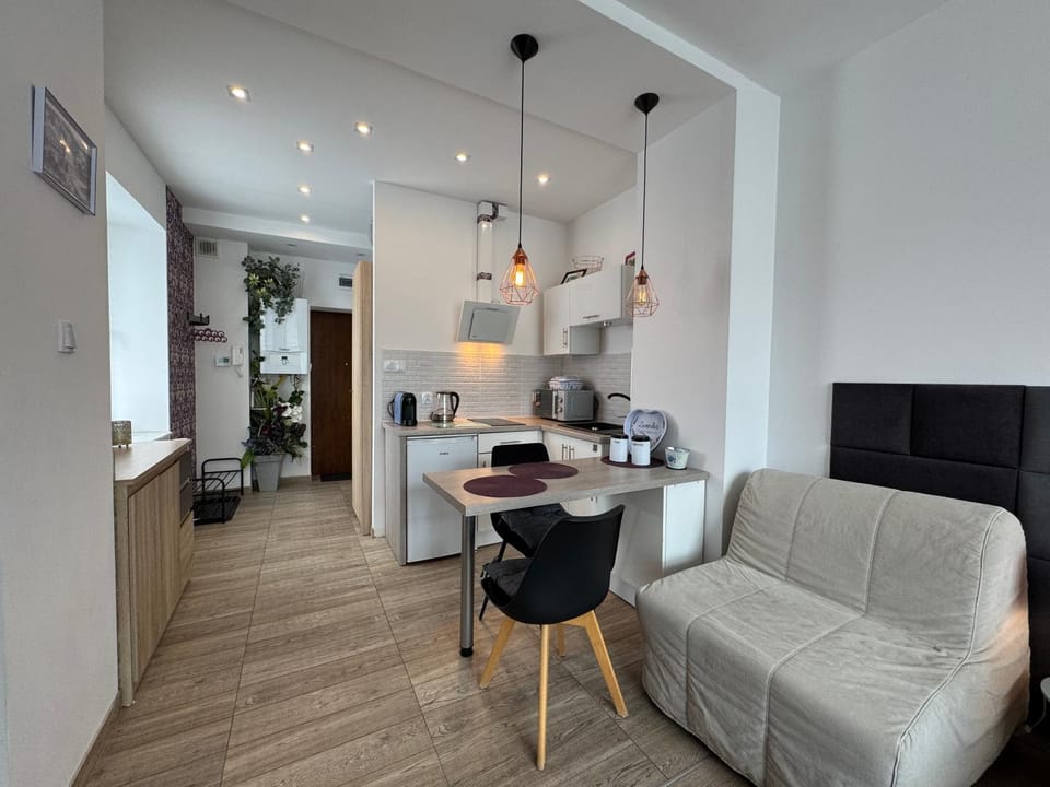 Facade/entrance, Kitchen or kitchenette, microwave, stove, kitchen