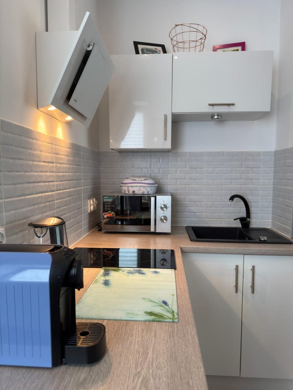 Coffee/tea facilities, Kitchen or kitchenette, microwave, stove, kitchen