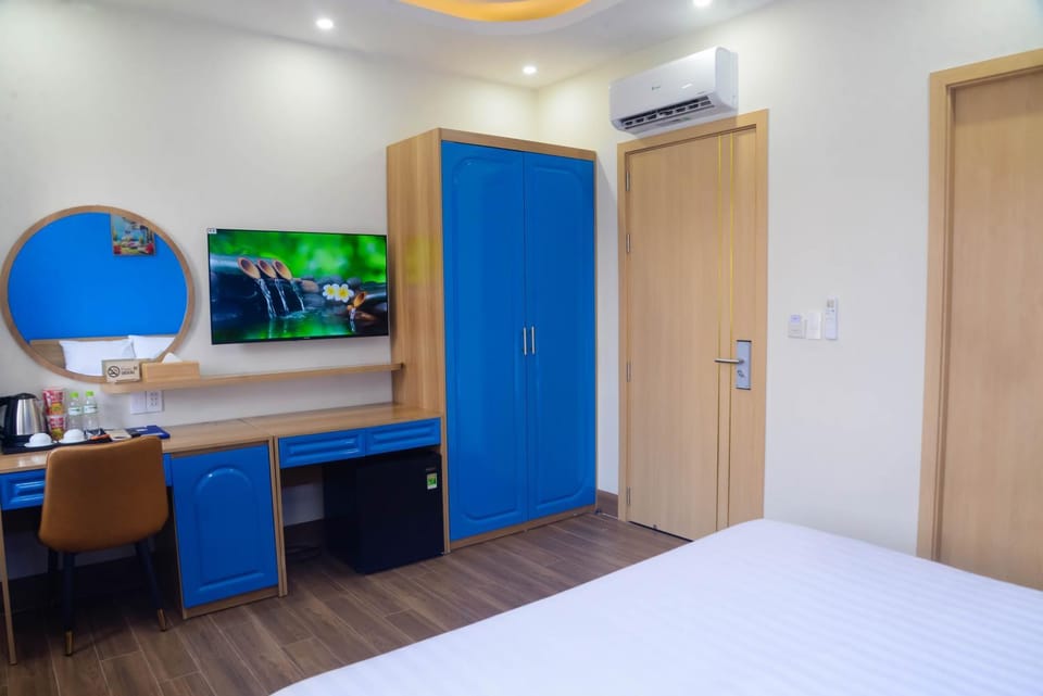 Photo of the whole room, Bedroom