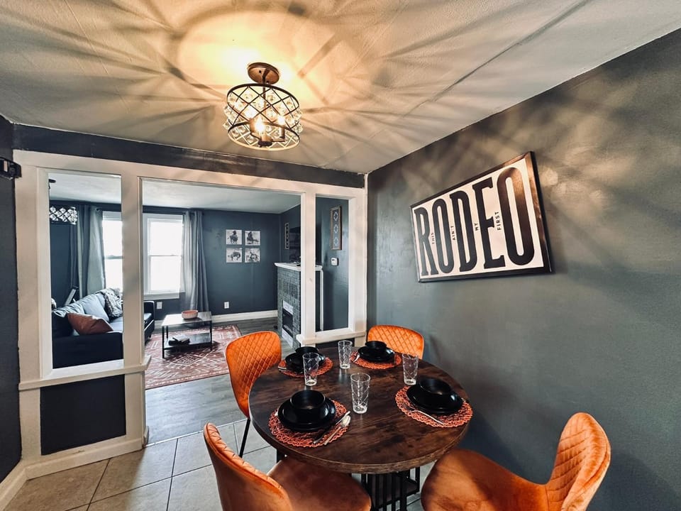 1 Bed1 Bath Condo wKitchenLR-Sleeps up to 4PP House in Kansas
