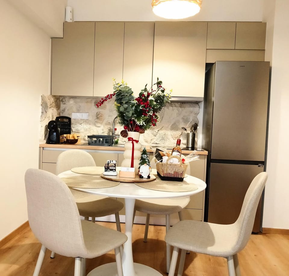 G&J Minimal House Apartment in Trikala