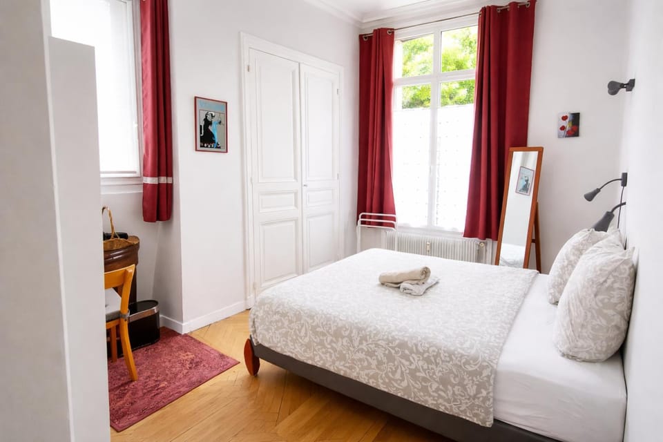 Bed, Bedroom, hair dryier