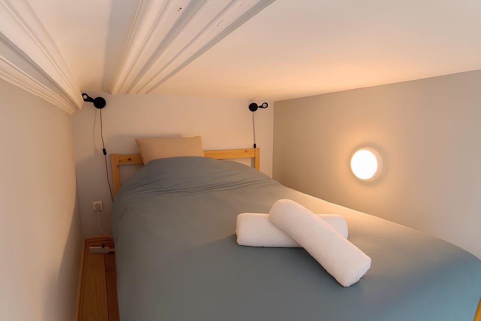 Property building, Bed, Bedroom, towels