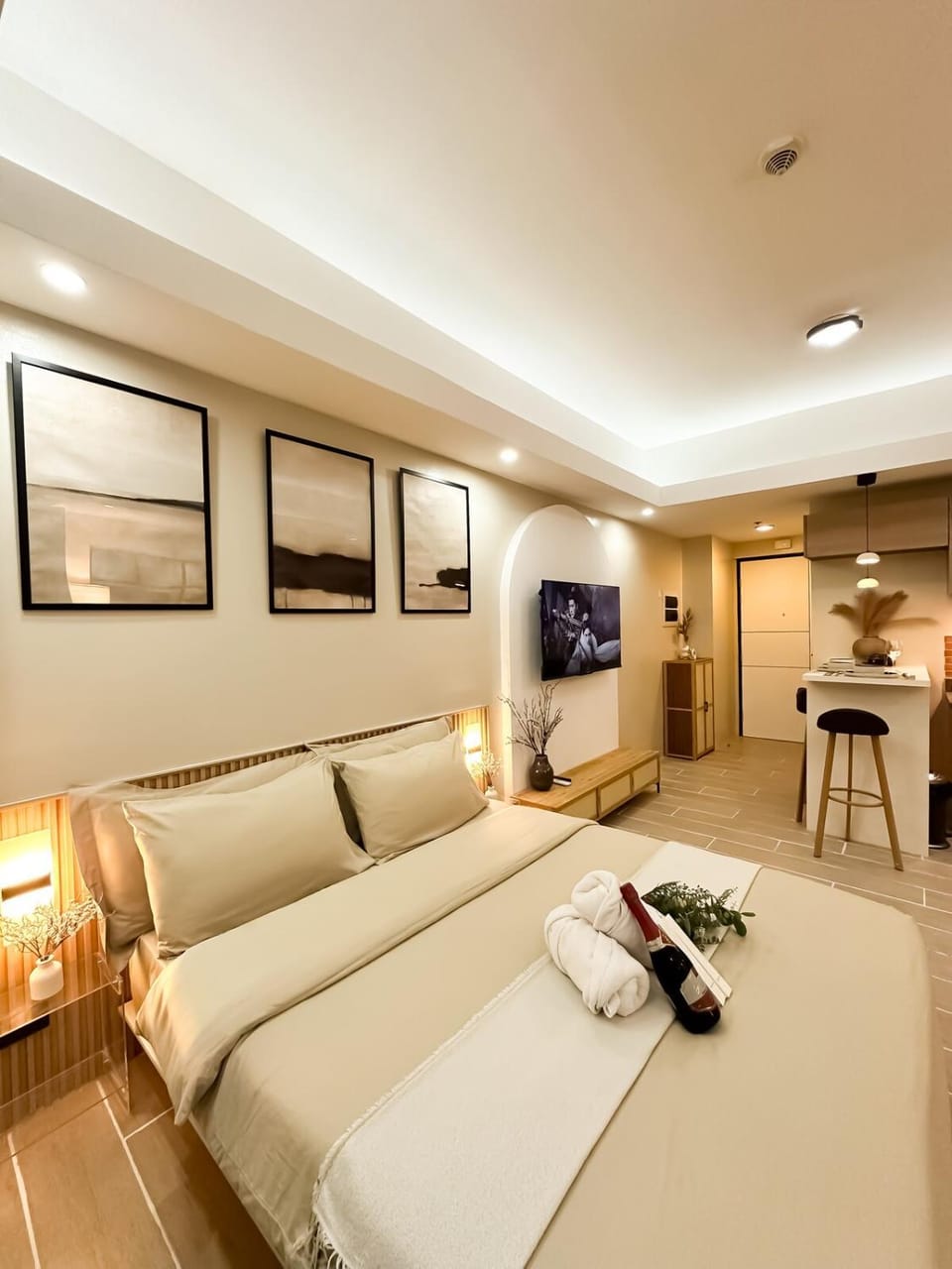 Exquisite Japandi 2 & Mediterranean Breeze at Venice w Grand Canal View! Apartment in Makati