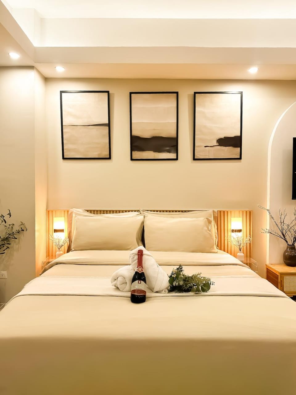 Exquisite Japandi 2 & Mediterranean Breeze at Venice w Grand Canal View! Apartment in Makati