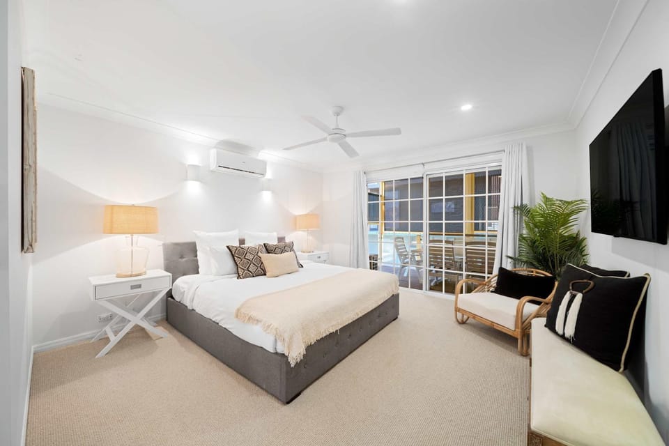 Bed, TV and multimedia, Photo of the whole room, Bedroom, air conditioner