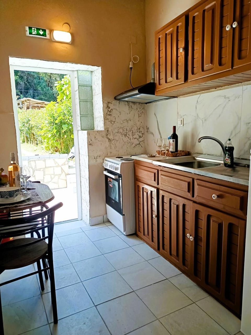 Kitchen or kitchenette, Dining area, stove