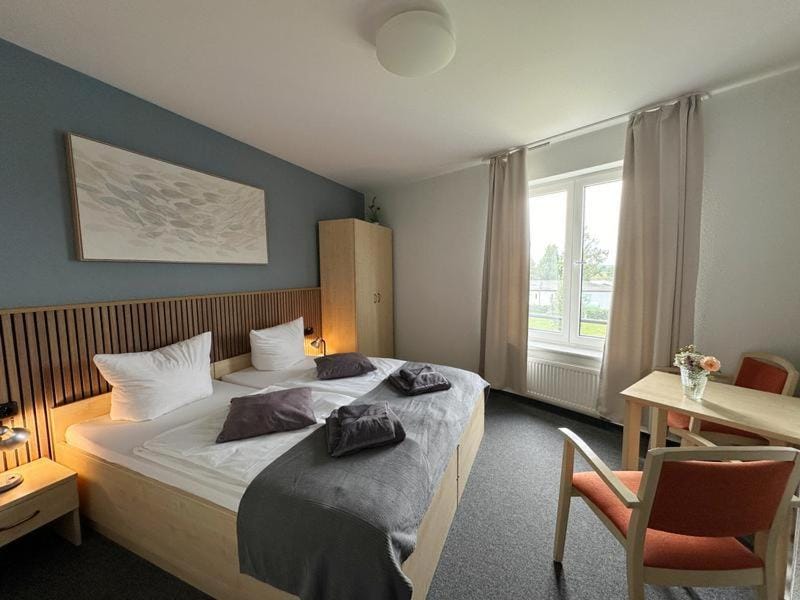 Bed, Photo of the whole room, Bedroom, towels