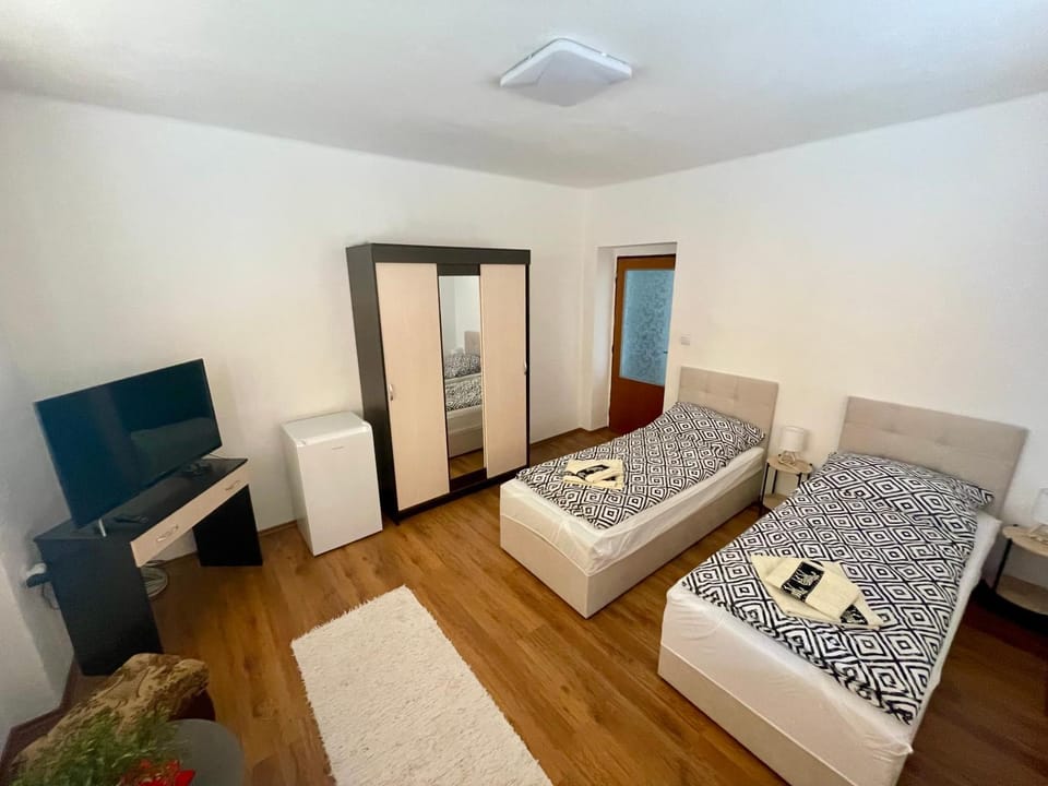 Communal lounge/ TV room, TV and multimedia, Bedroom, wardrobe