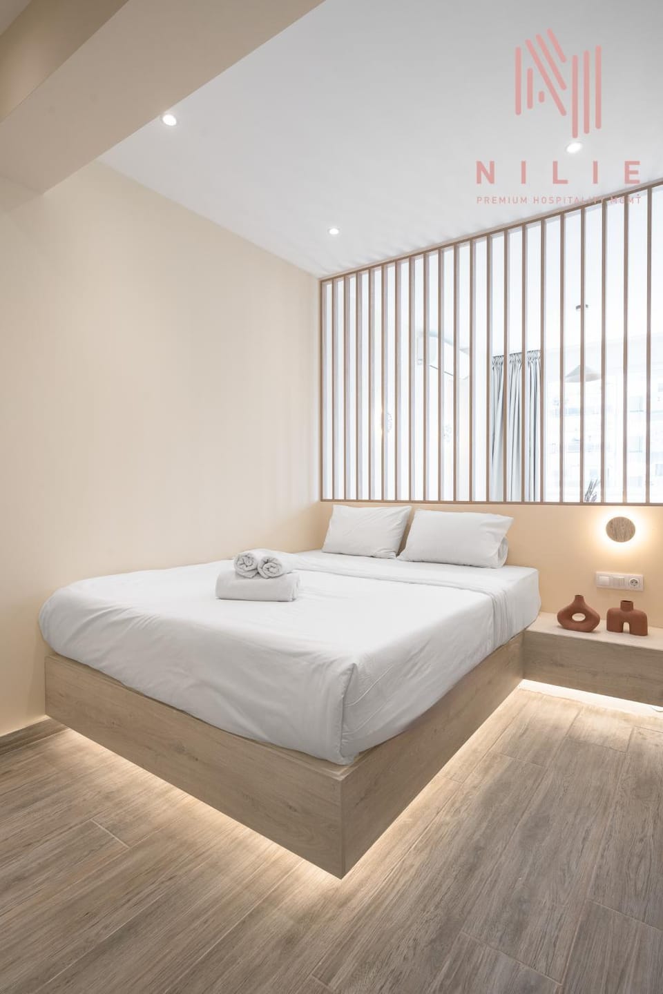 Bed, towels