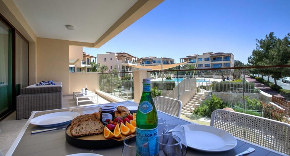 Property building, View (from property/room), Balcony/Terrace, Seating area, Floor plan, Dining area, Pool view, Swimming pool