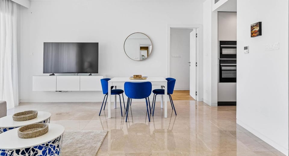 TV and multimedia, Kitchen or kitchenette, Living room, Seating area, Floor plan, Dining area