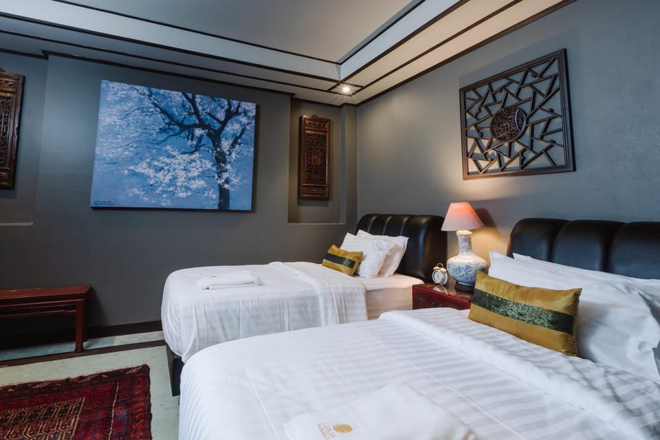 Bed, Photo of the whole room, Seating area, Bedroom