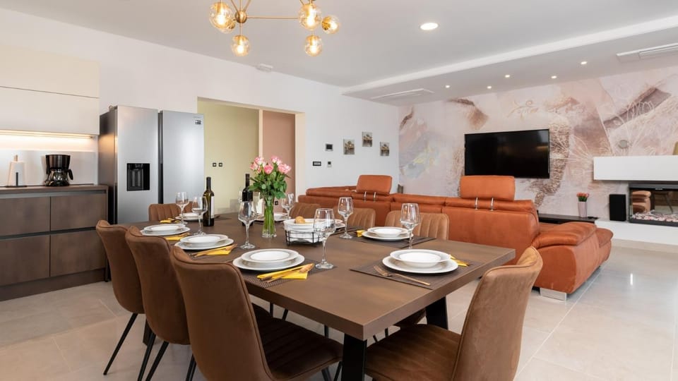 Kitchen or kitchenette, Living room, Seating area, Dining area, air conditioner