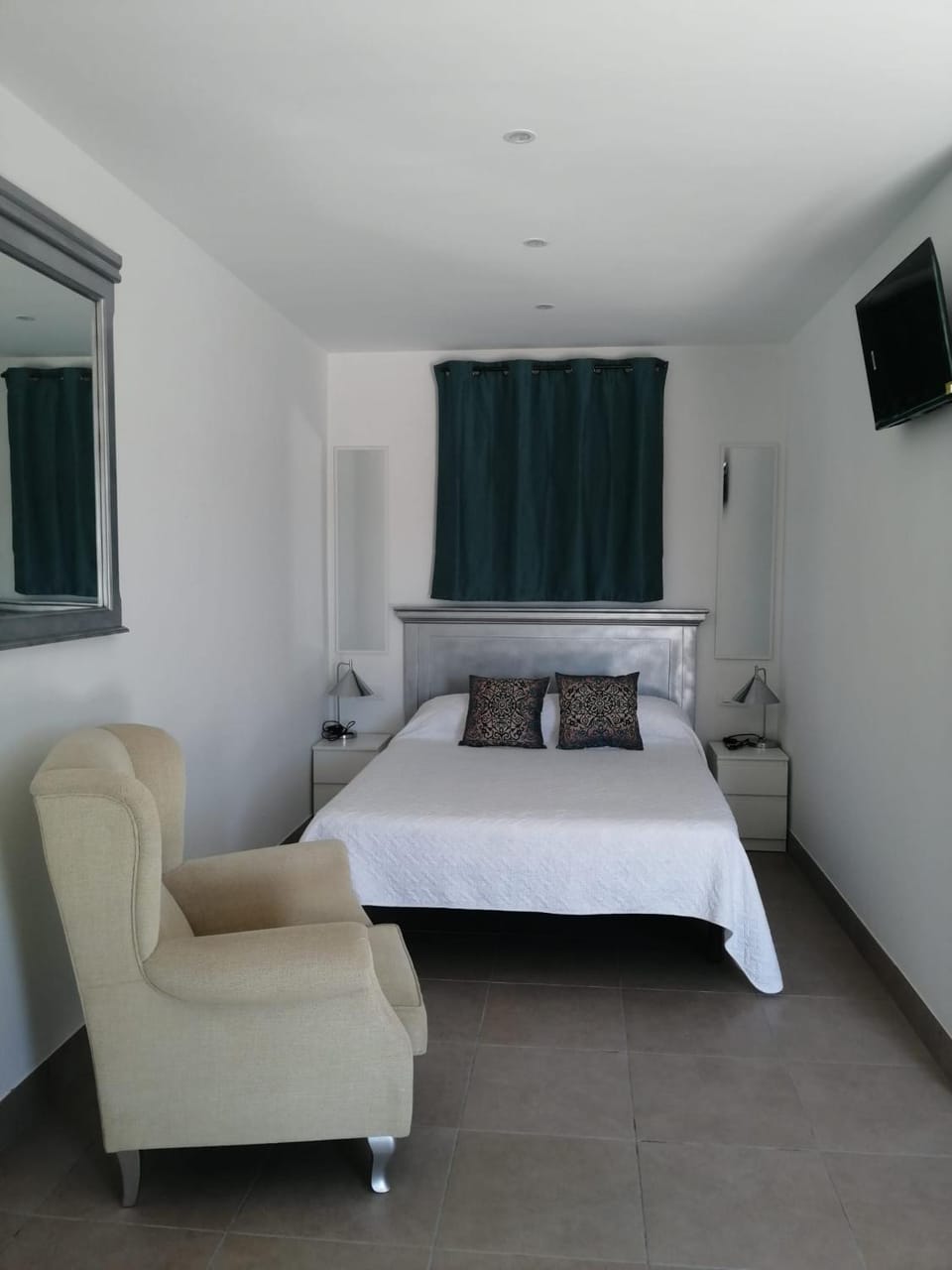 Photo of the whole room, Bedroom