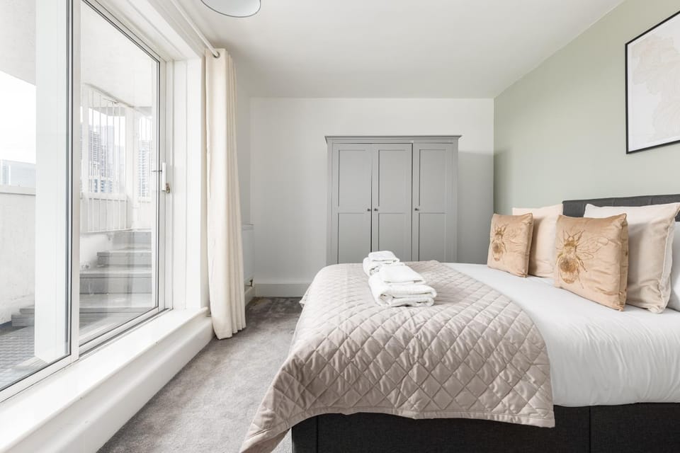 21st Floor Canary Wharf Gem with Private Balcony Apartment in London