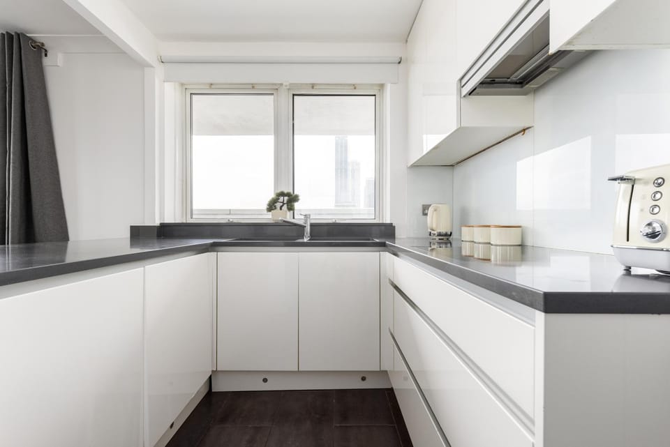 21st Floor Canary Wharf Gem with Private Balcony Apartment in London