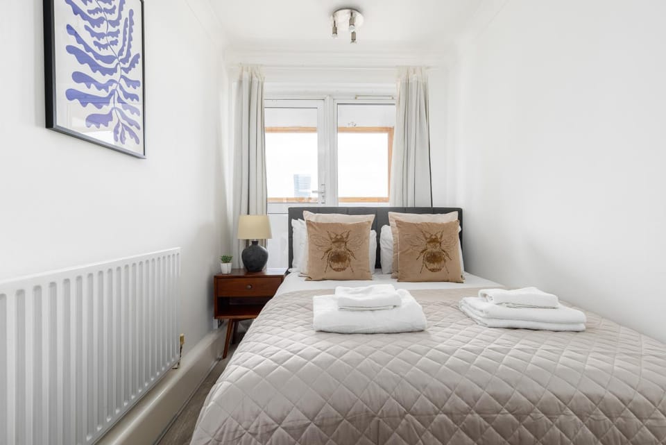 21st Floor Canary Wharf Gem with Private Balcony Apartment in London