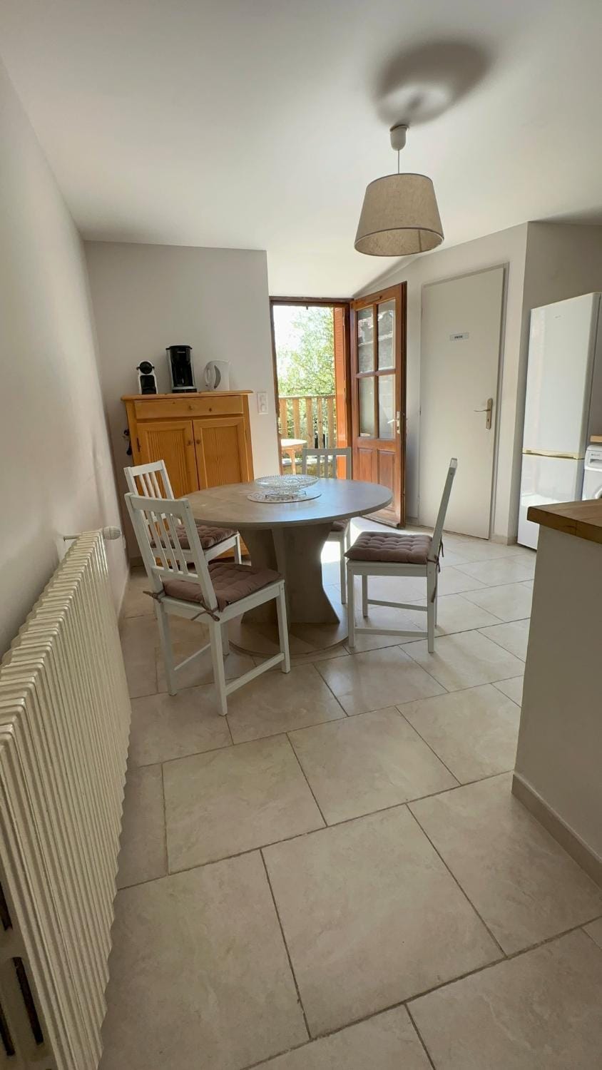 Kitchen or kitchenette, Dining area