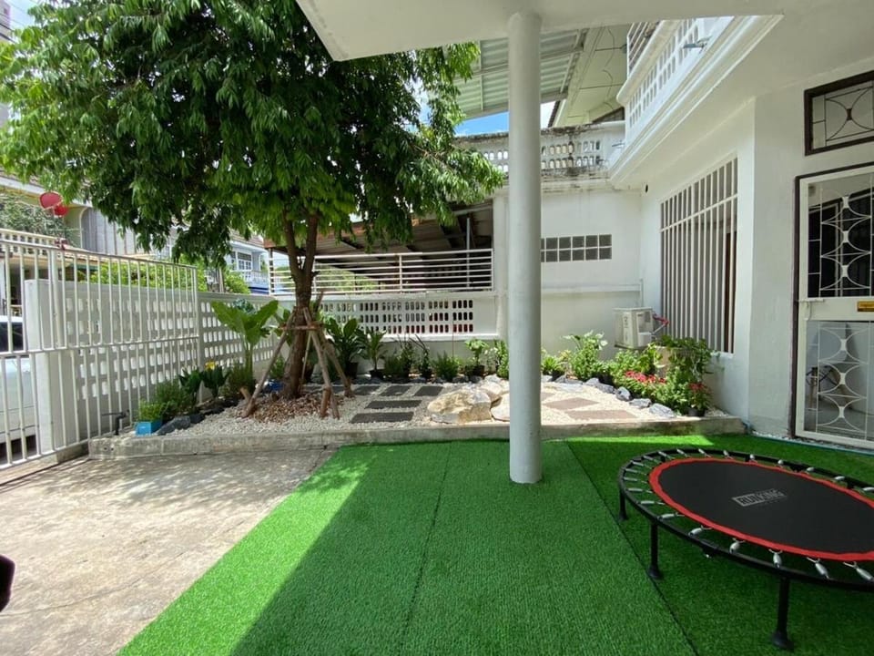 Cheap house 7min next to BTS Kasetsart , 5 bedroom Apartment in Bangkok