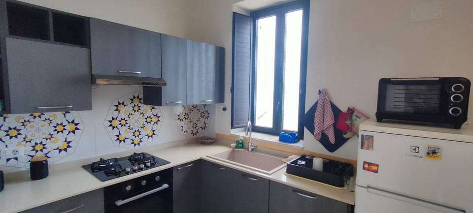 Decorative detail, microwave, oven, stove, kitchen