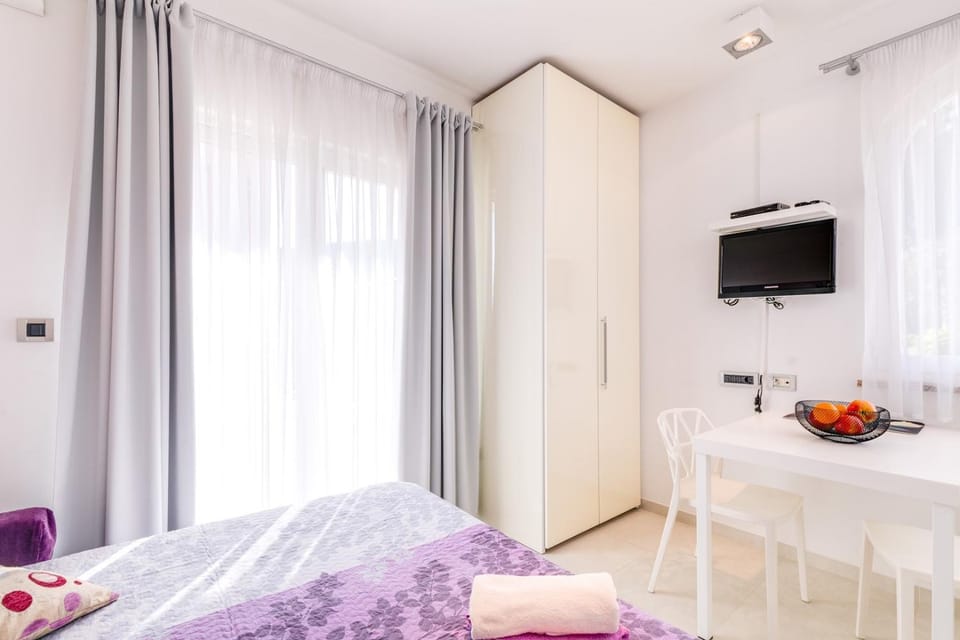 Bed, TV and multimedia, Photo of the whole room, Dining area