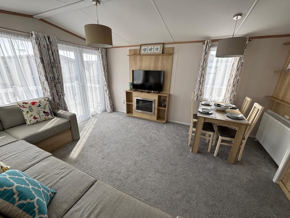Palm Grove 19 - Golden Palm - Central Heating, WiFi, pet friendly, bed linen - Meadow Lakes Caravan & Lodge Hire Apartment in Chapel Saint Leonards