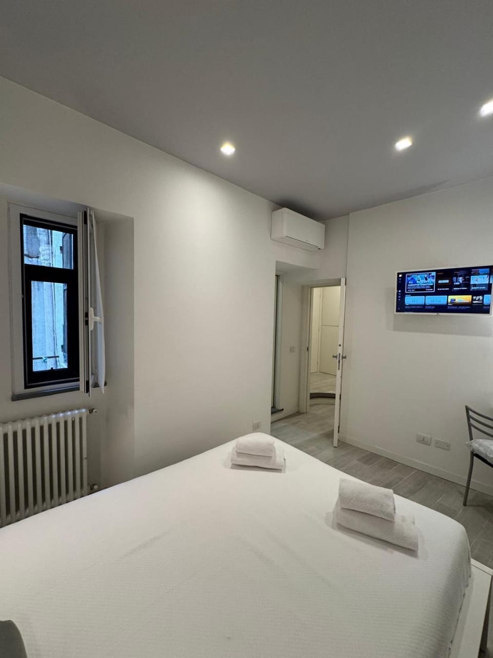 Bedroom, air conditioner
