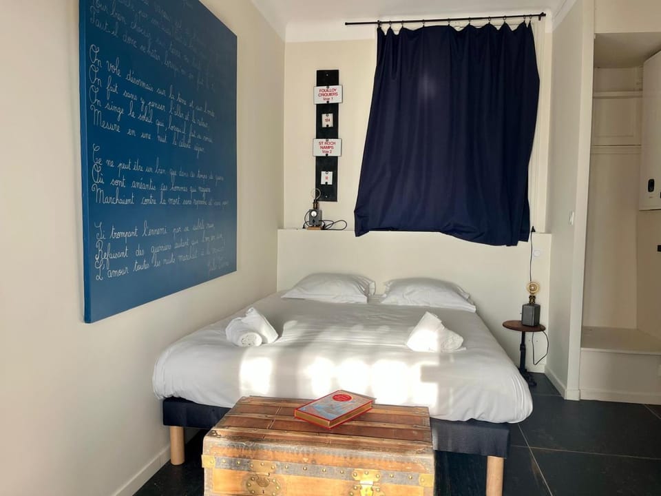 Photo of the whole room, Bedroom