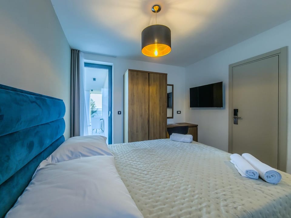 Bed, TV and multimedia, Balcony/Terrace, Bedroom, wardrobe