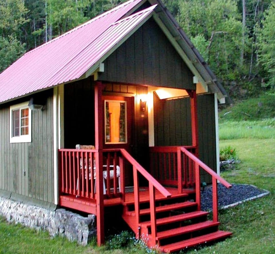Secluded Cabin Rental near Mount Rainier National Park in Washington Cabin in Ashford
