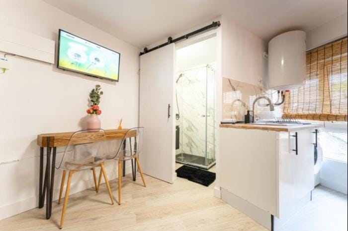 Kitchen or kitchenette, Dining area, oven, stove