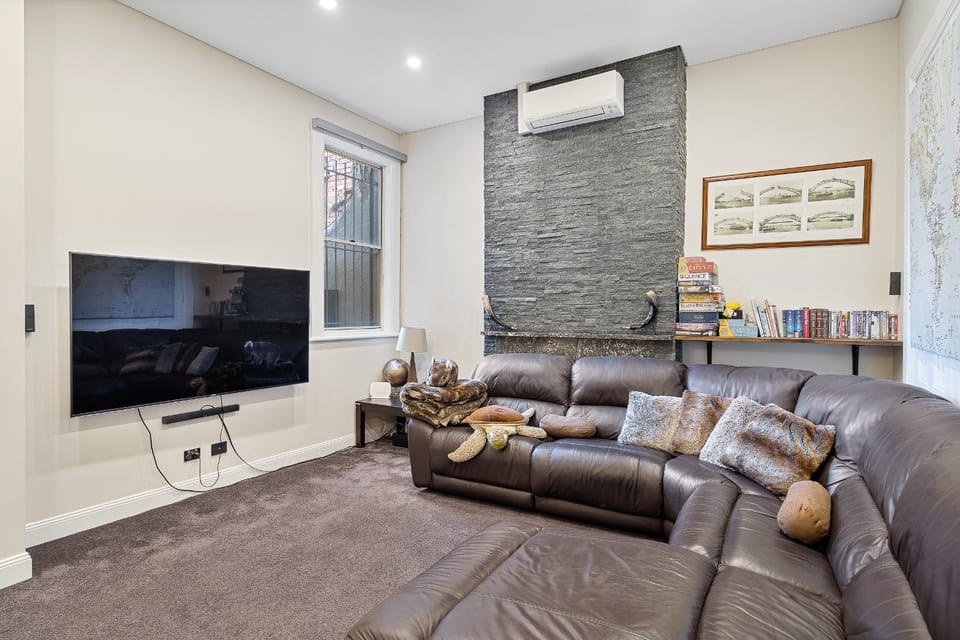 Communal lounge/ TV room, TV and multimedia, Living room, Seating area, Evening entertainment, air conditioner