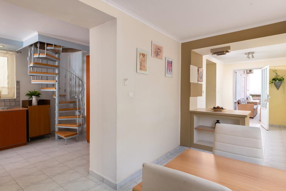 Kitchen or kitchenette, Living room, Photo of the whole room, Dining area