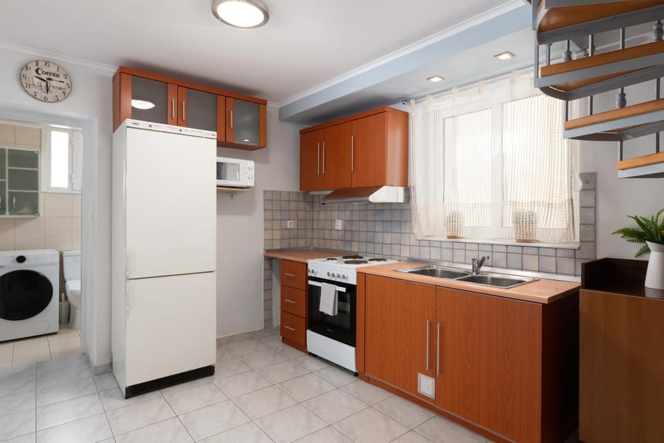 Kitchen or kitchenette, oven, stove, washing machine