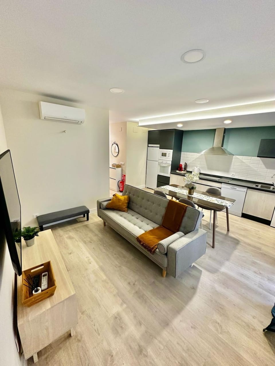TV and multimedia, Kitchen or kitchenette, Living room, Seating area, Dining area, oven, stove, air conditioner