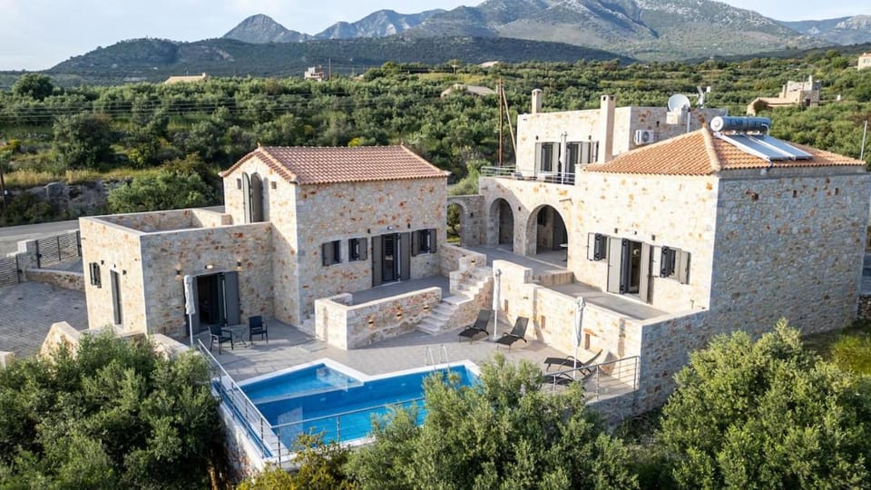 Property building, Nearby landmark, Day, Natural landscape, Bird's eye view, Mountain view, Pool view, Swimming pool, sunbed