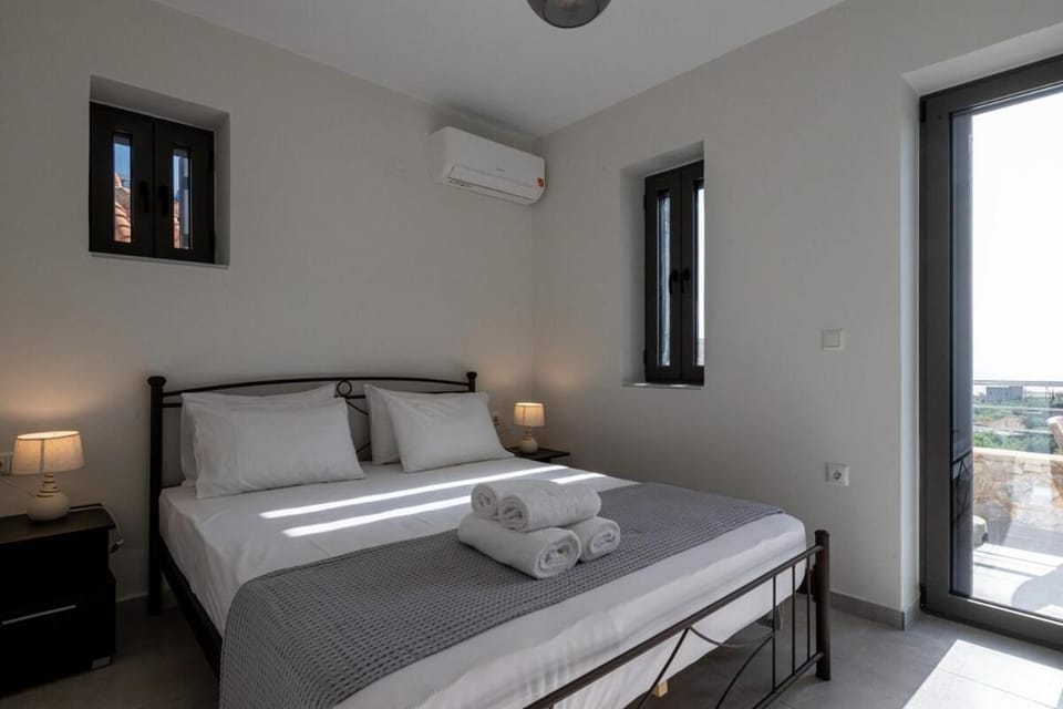 Bed, Photo of the whole room, Bedroom, towels, air conditioner