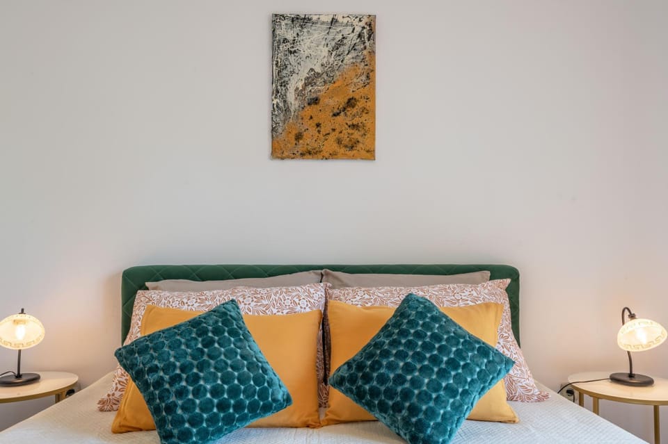 Bed, Photo of the whole room, Decorative detail, Bedroom