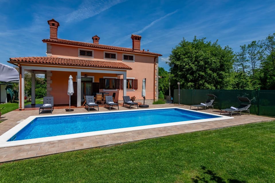 Property building, Garden, Garden view, Swimming pool, sunbed
